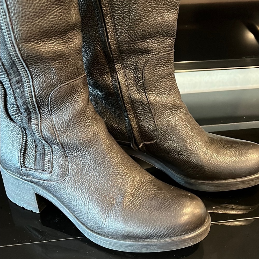 Vera wang Black Heeled Boots with Zipper and Rounded Toe